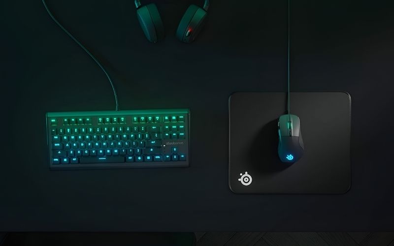 SteelSeries nổi bật với lót chuột dày bền bỉ và chống trượt tốt