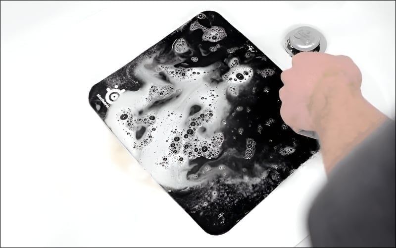 Rửa sạch tấm lót bằng nước lạnh sau khi cọ với xà phòng
