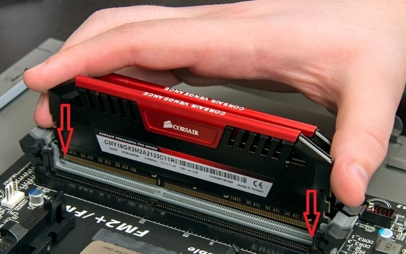 Cắm thanh RAM vào đúng rãnh và ấn đều cho đến khi chốt tự khóa