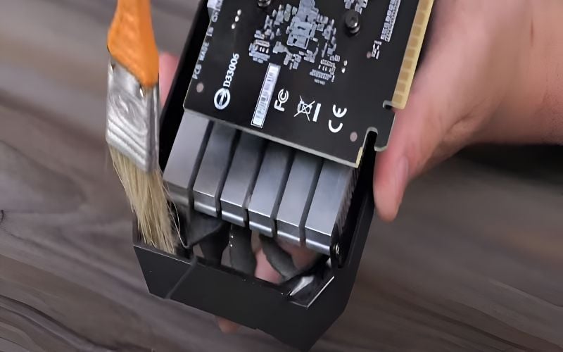 Sử dụng chổi mềm để vệ sinh bụi bẩn sau mỗi 6 - 12 tháng