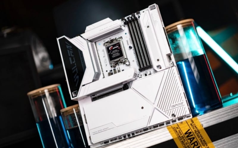 Thường xuyên vệ sinh bụi bẩn trên mainboard và các khe cắm