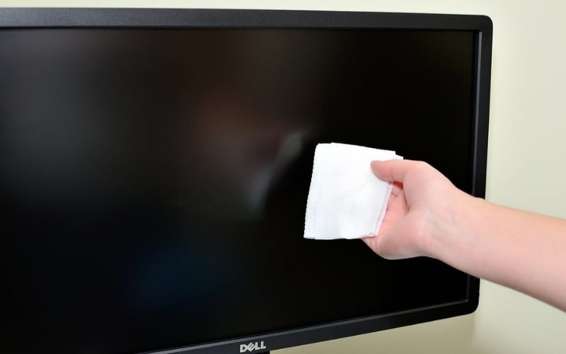 Sử dụng khăn mềm sợi nhỏ để lau màn hình
