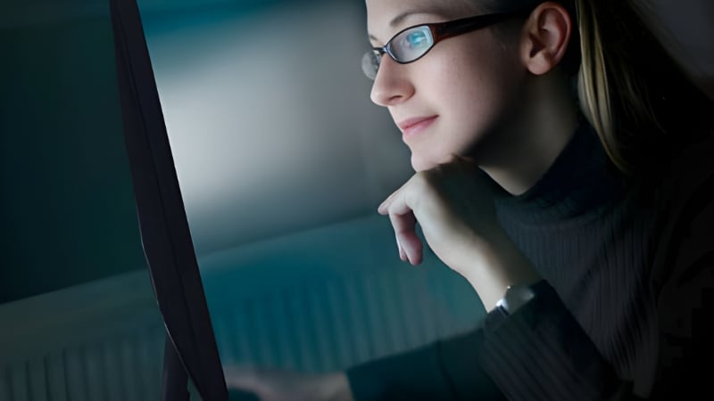 Màn hình Philips 24E1N2100A có công nghệ bảo vệ mắt