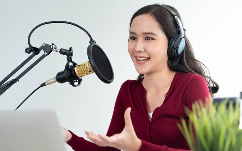 Đặt microphone ở khoảng cách 15 - 30cm so với nguồn âm