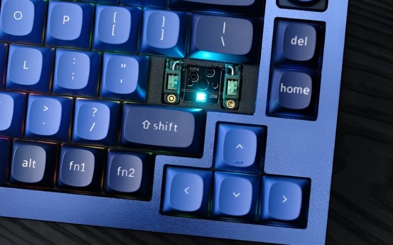 Mạch xuôi được thiết kế đèn LED đặt&nbsp;phía dưới switch