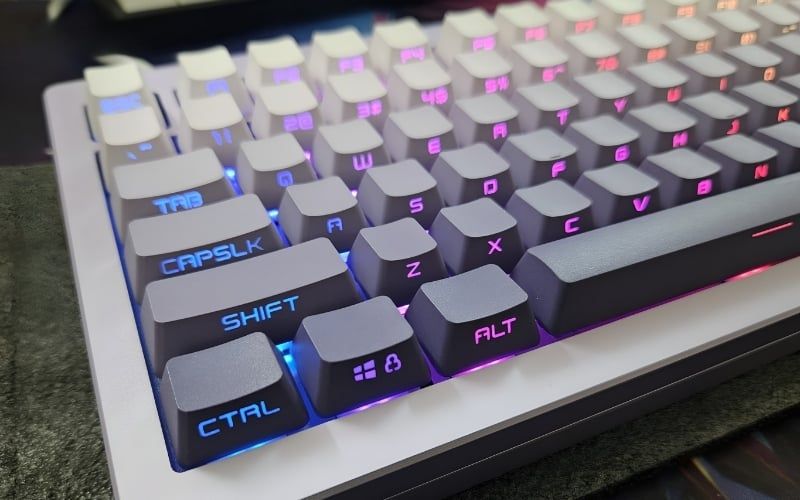 Mạch xuôi&nbsp;tương thích keycap tốt, nhưng hiệu ứng LED và độ sáng ký tự kém nổi bật hơn