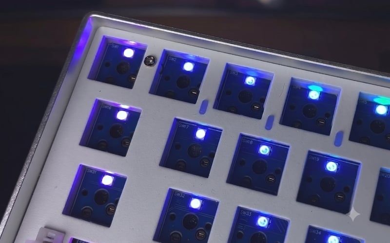 Mạch ngược cho hiệu ứng LED rõ hơn, nhưng&nbsp;hạn chế tương thích một số bộ keycap