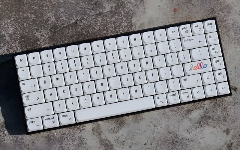 Bàn phím low-profile mỏng,&nbsp;gần giống cảm giác khi dùng bàn phím laptop