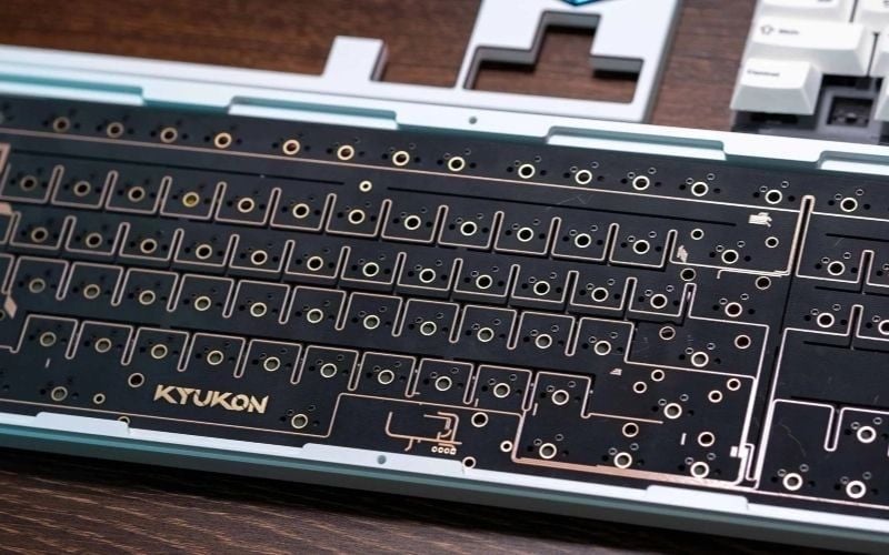 PCB tiếp nhận tín hiệu từ switch, xử lý và truyền lệnh đến máy tính khi người dùng gõ phím