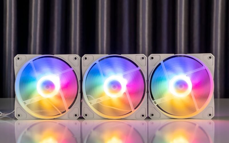 Sở hữu&nbsp;phụ kiện RGB nếu bạn có ngân sách phù hợp và&nbsp;yêu thích bộ PC sắc màu