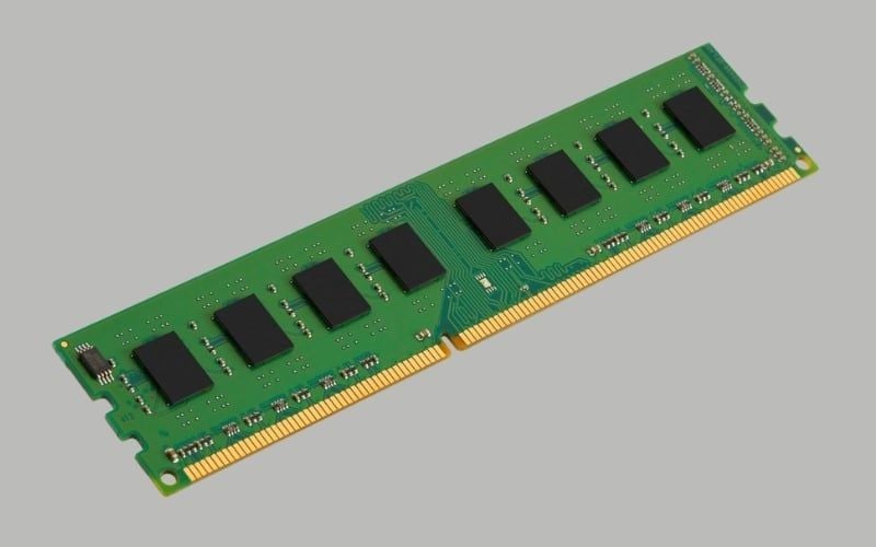 RAM gồm chip nhớ, chip SPD, bo mạch và tản nhiệt