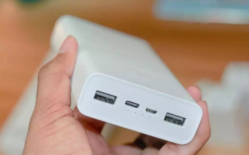 Vệ sinh các cổng sạc định kỳ để loại bỏ bụi bẩn