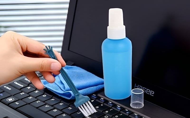 Bảo trì và vệ sinh laptop định kỳ để&nbsp;hạn chế lỗi màn hình xanh tái diễn