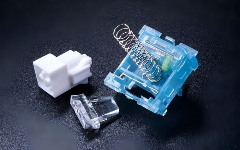Cấu tạo switch có 3 phần cơ bản gồm stem, lò xo và tiếp điểm