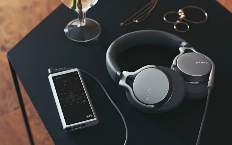 Tai nghe có dây mang lại kết nối ổn định và chất lượng âm thanh trung thực