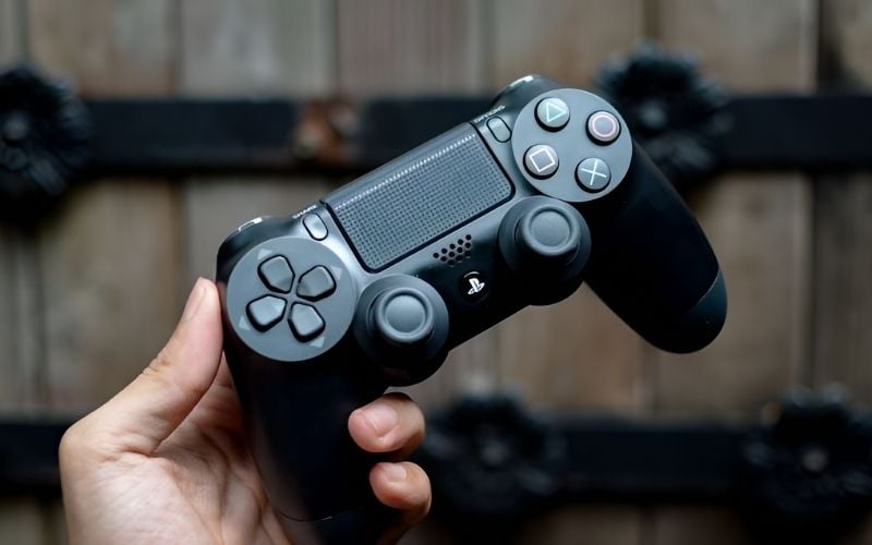 Tay cầm chơi game là thiết bị điều khiển gồm nút bấm, cần analog và bộ phản hồi