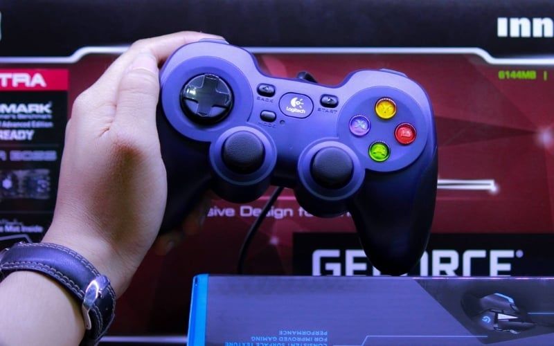 Tay cầm chơi game Logitech