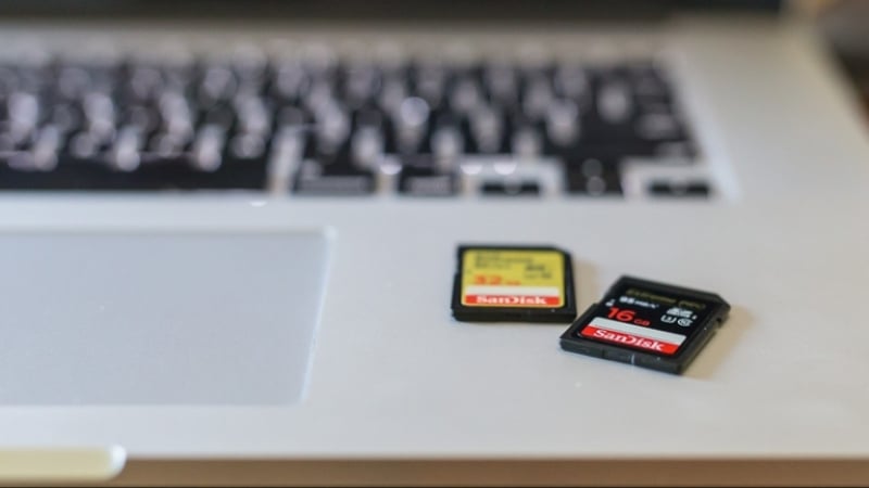 Có, thẻ MicroSD có thể cắm vào khe thẻ SD lớn hơn