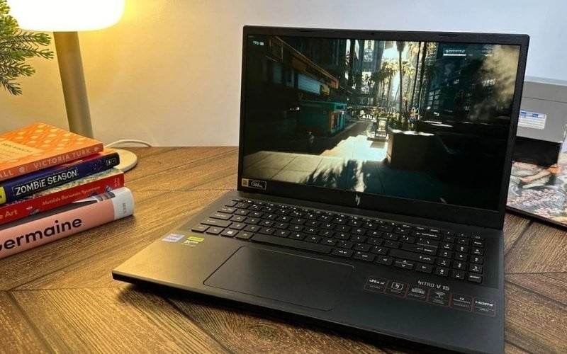 Ưu tiên chọn laptop có RAM 16GB và SSD 512GB NVMe trở lên