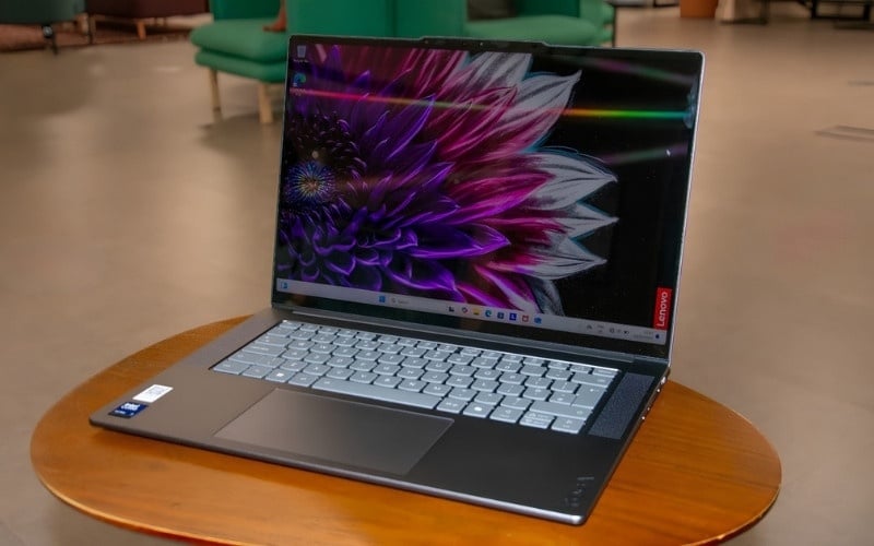 Bàn phím của Lenovo thường cho cảm giác gõ ổn, phù hợp soạn thảo dài