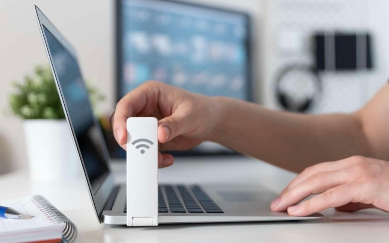 USB WiFi là một thiết bị nhỏ gọn, kết nối với máy tính qua cổng USB