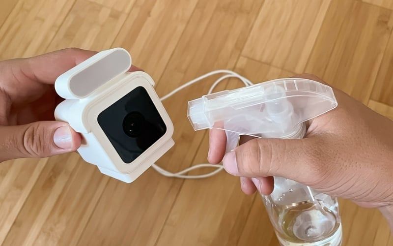Lau webcam bằng dung dịch vệ sinh chuyên dụng
