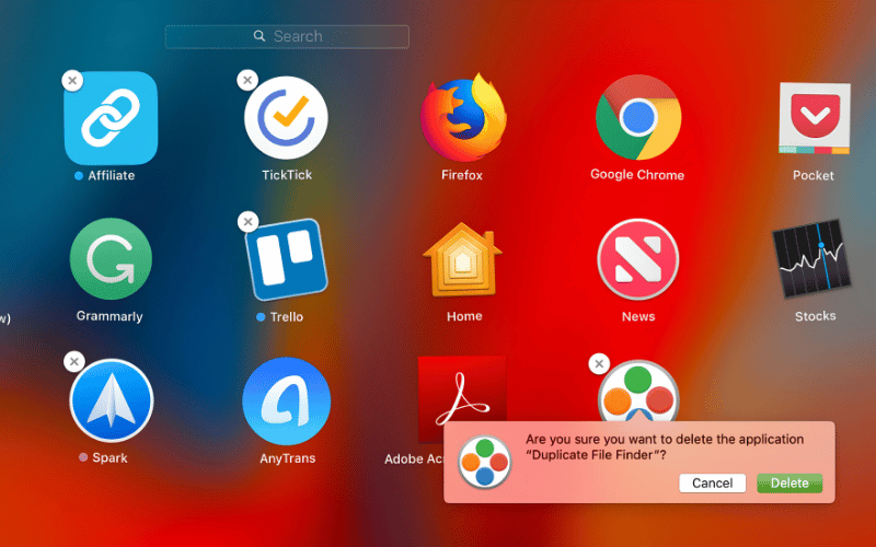 Nhấn và giữ biểu tượng đến khi các app rung nhẹ rồi nhấn dấu X để xoá