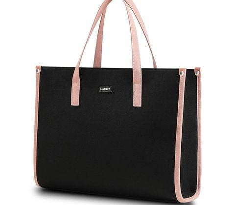 Trên tay chiếc túi xách Larita Metro Work 13 S Black/Pink tối giản, hiện đại