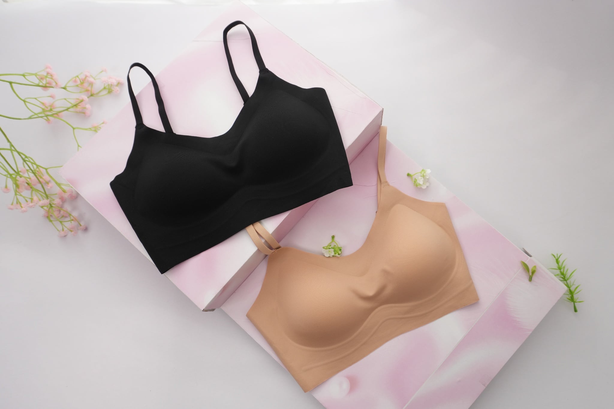 Áo lót màu khaki – bảo bối giúp chị em diện áo trắng, áo sáng màu mà không lo lộ vải, lộ màu áo bên trong