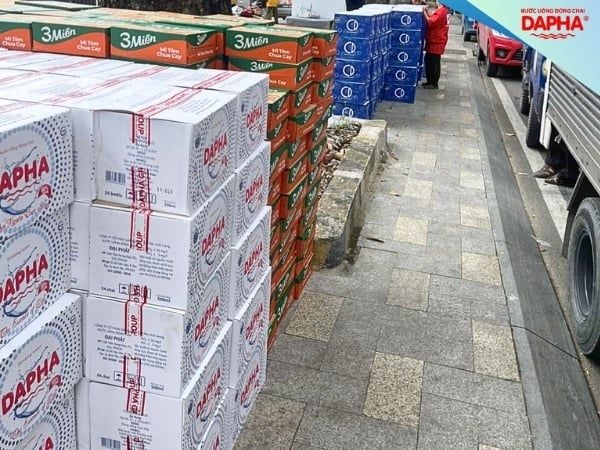 DAPHA chung tay hướng về miền Trung: Hỗ trợ 70 thùng nước tinh khiết cho đồng bào vùng lũ