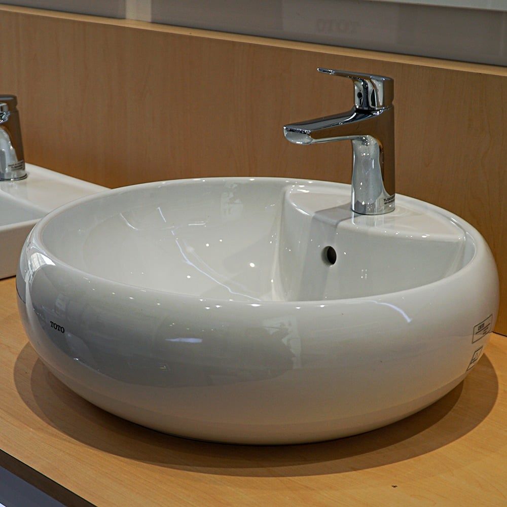 Lavabo TOTO đặt bàn có vòi trên chậu