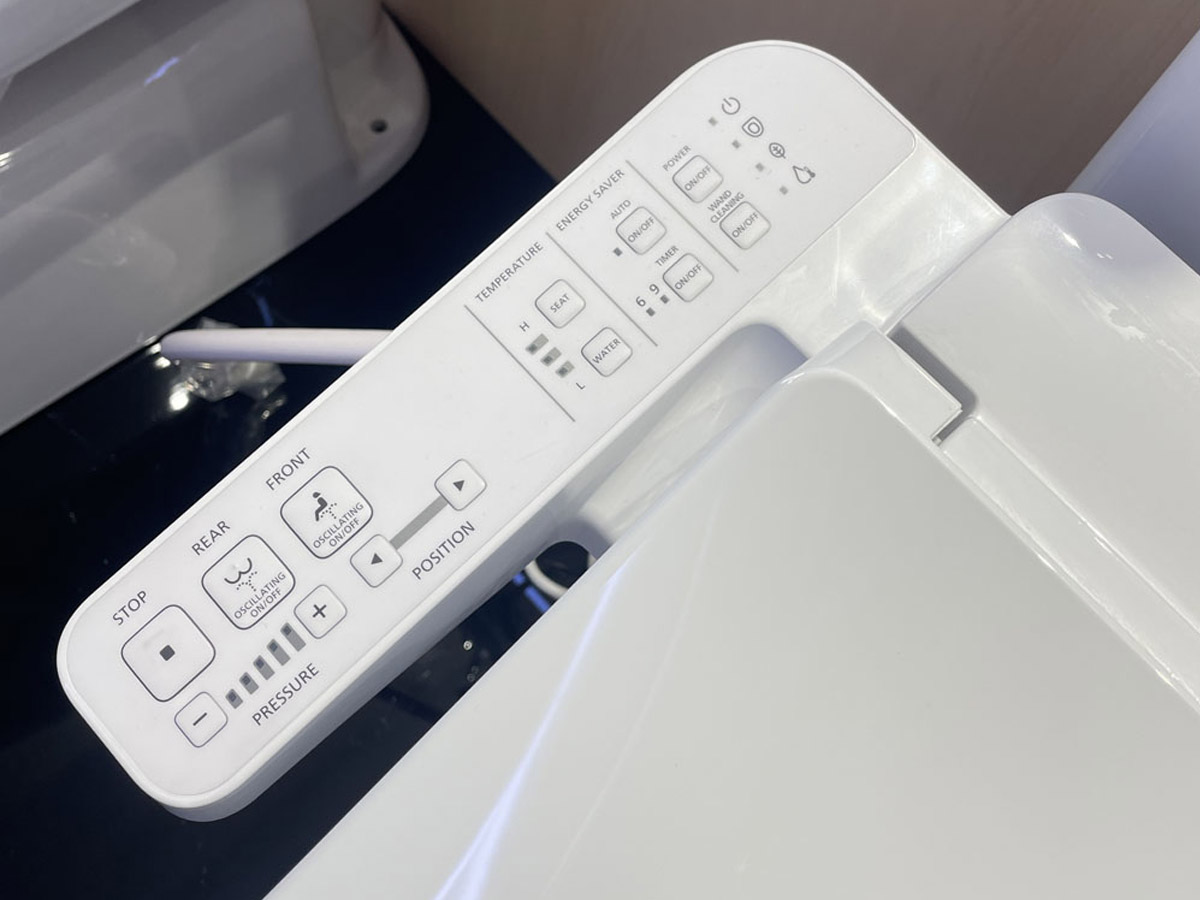 Nắp TCF23710AAA được trang bị bảng điều khiển ngay bên hông