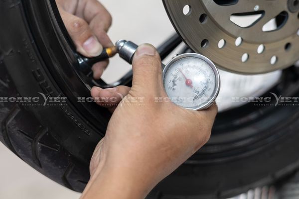 kiểm tra áp suất lốp xe máy tại HEAD Hoàng Việt