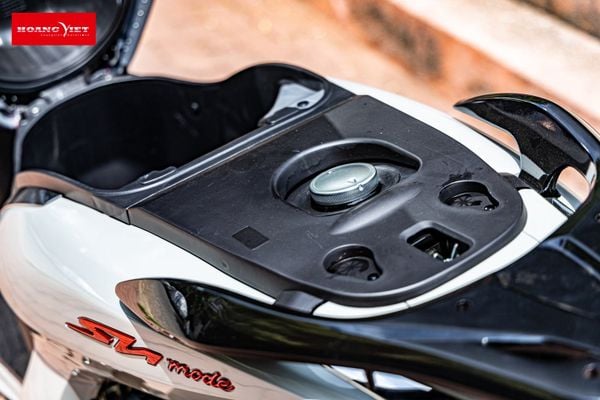 Honda SH Mode tại HEAD Hoàng Việt với cốp xe rộng rãi, tiện dụng