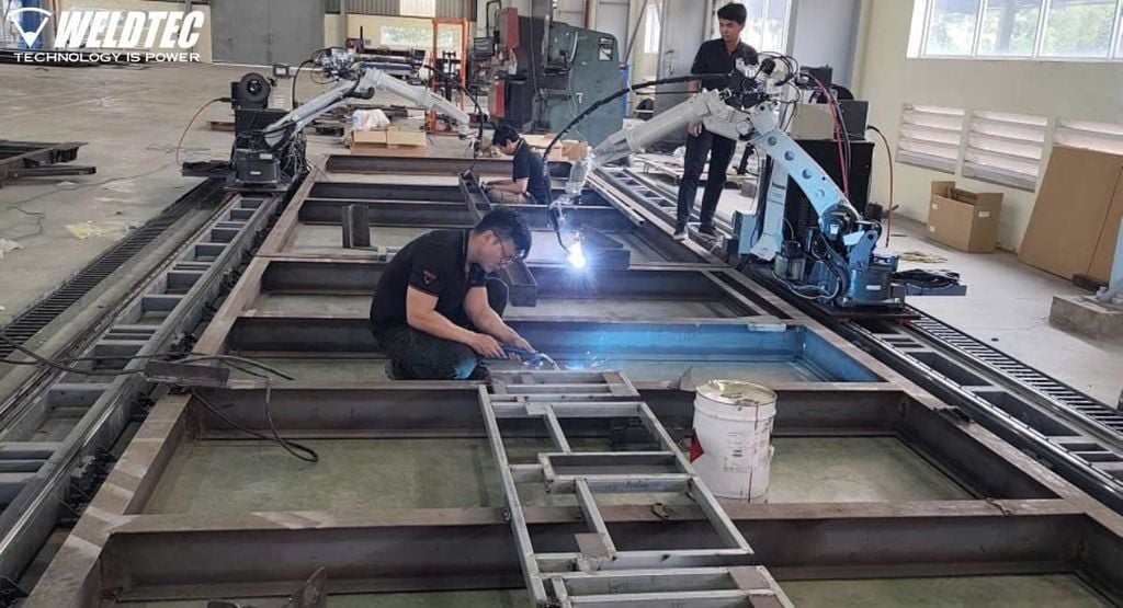 WELDTEC BÀN GIAO ROBOT HÀN PANASONIC TM-2000G4 & NGUỒN HÀN 350GZ4 CHO KHÁCH HÀNG TRONG LĨNH VỰC HÀN KHUNG XE