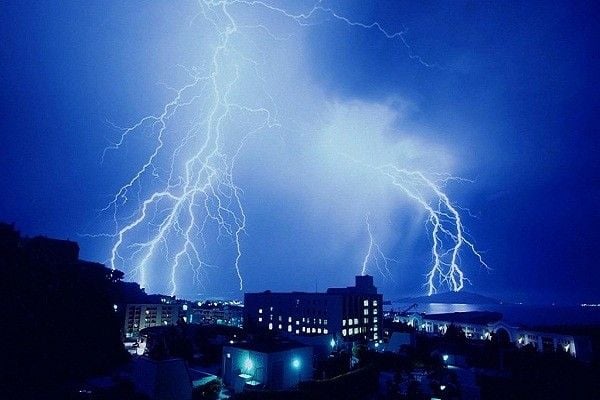 Lưu ý an toàn khi dùng máy laser mùa mưa sấm sét