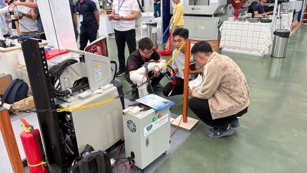 Xu hướng mới trong ngành hàn – giải pháp cobot hàn