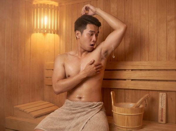 Đang xông hơi mà nghe mùi mồ hôi chua loét? (Đừng xấu hổ, cơ thể đang 