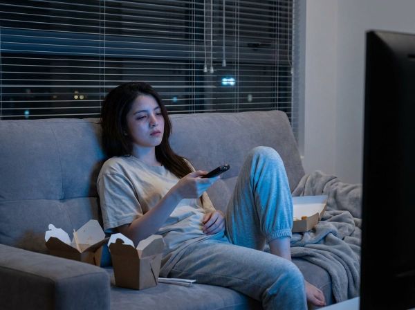 Nữ nhân viên Việt Nam kiệt sức không thể đưa ra quyết định chọn phim giải trí buổi tối.