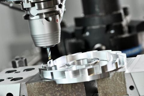 Thiết bị gia công cơ khí CNC gồm những gì? Tổng hợp đầy đủ & chi tiết nhất
