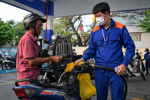 Giá Xăng RON95 Giảm Gần 4.000đ Sau 1 Đêm: Điều Gì Đang Xảy Ra?