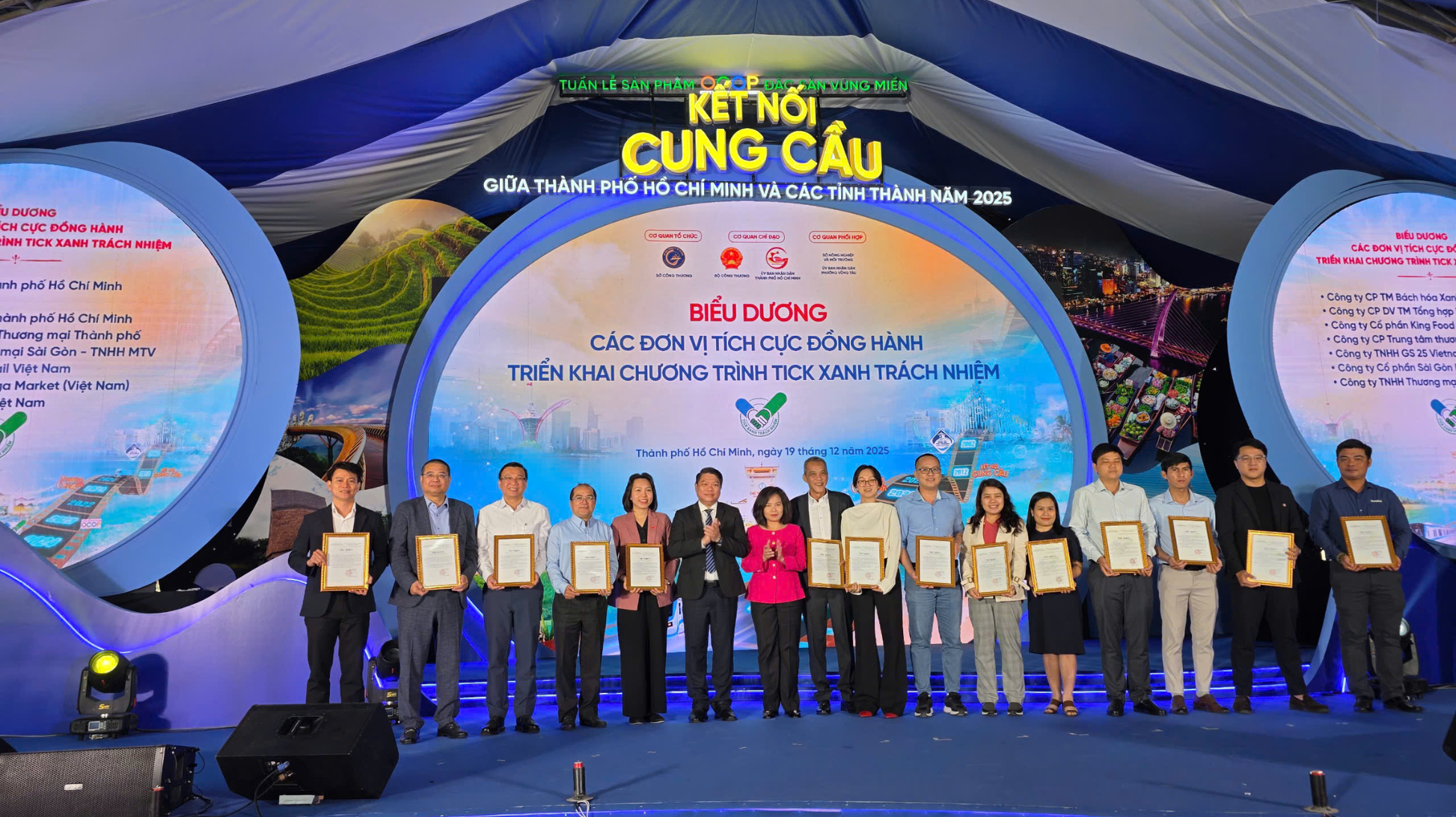 Hội Công nghệ cao TP.HCM nhận Thư khen của UBND TP.HCM vì đóng góp cho cộng đồng