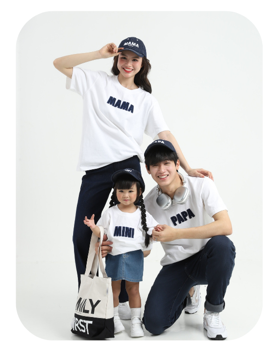 Gia đình mặc đồ đồng điệu chụp ảnh lưu giữ kỷ niệm cùng PAMAOI