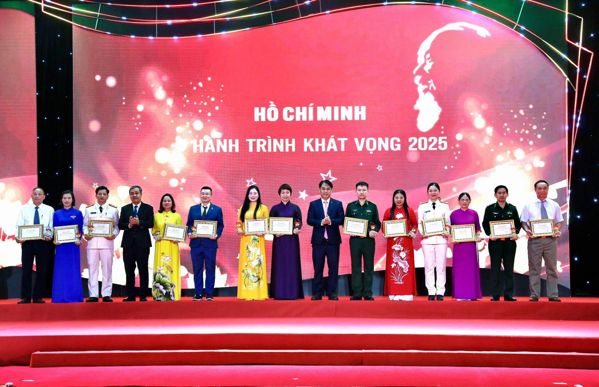 TẬP ĐOÀN THAIBINH SEED VINH DỰ LÀ MỘT TRONG BA DOANH NGHIỆP ĐIỂN HÌNH TIÊU BIỂU CỦA TỈNH HƯNG YÊN TRONG HỌC TẬP VÀ LÀM THEO TƯ TƯỞNG, ĐẠO ĐỨC, PHONG CÁCH HỒ CHÍ MINH.