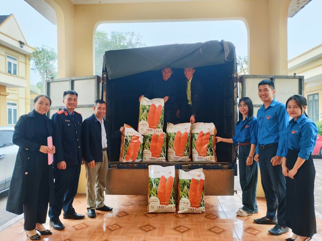 THAIBINH SEED HỖ TRỢ 3 TẤN GIỐNG NGÔ LAI LVN10 ĐẾN BÀ CON NÔNG DÂN  HÀ TĨNH SAU BÃO LŨ.