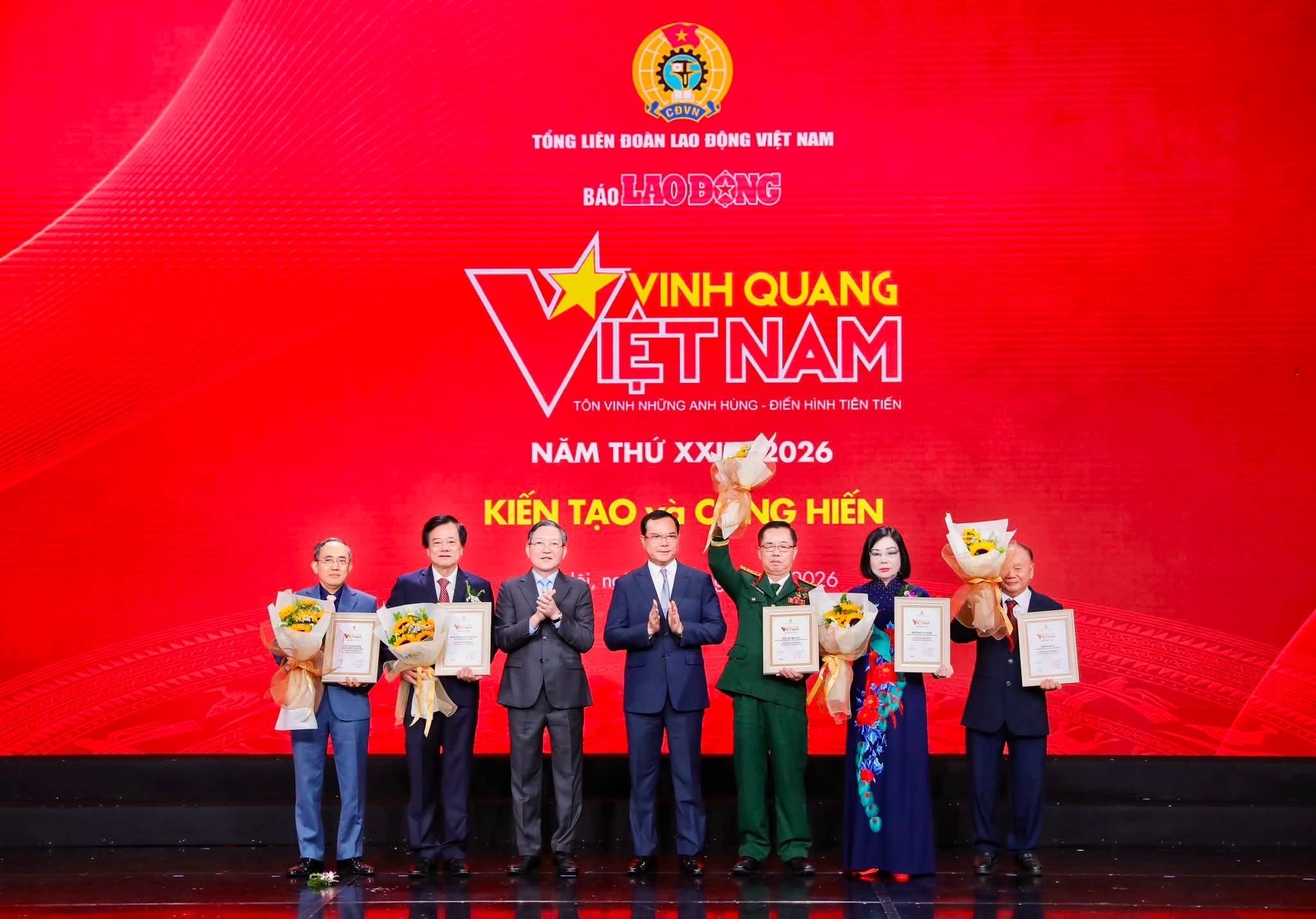 AHLĐ TRẦN MẠNH BÁO- TỪ KHÁT VỌNG HẠT GIỐNG QUÊ HƯƠNG ĐẾN VINH DANH TẠI CHƯƠNG TRÌNH VINH QUANG VIỆT NAM