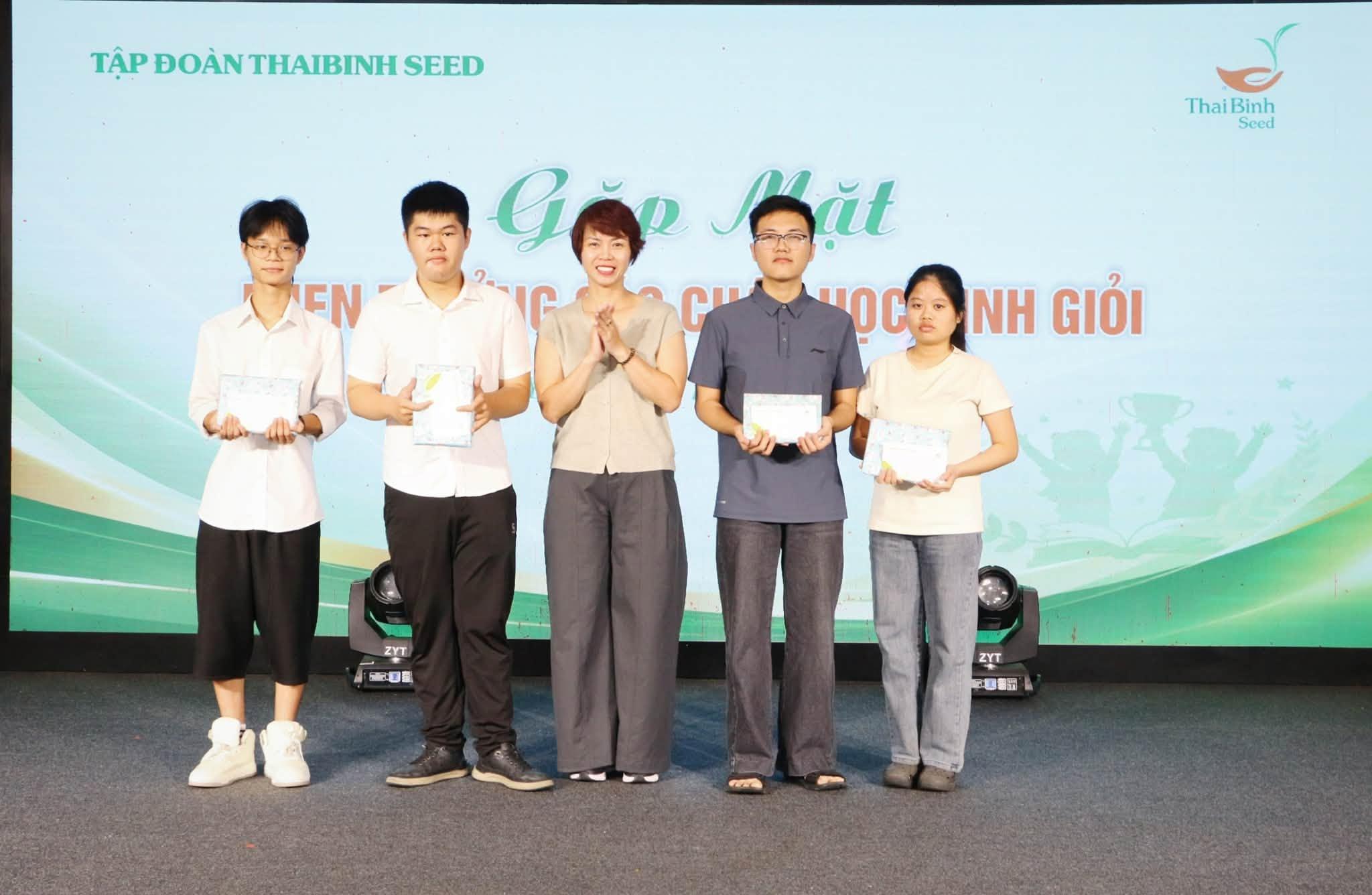 THAIBINH SEED GẶP MẶT, KHEN THƯỞNG CON EM NGƯỜI LAO ĐỘNG NĂM HỌC 2025-2026: GHI NHẬN THÀNH TÍCH, TIẾP SỨC ƯỚC MƠ.