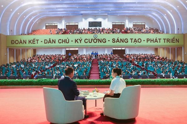 TÂN SINH VIÊN HỌC VIỆN NÔNG NGHIỆP VIỆT NAM ĐÓN NHẬN BÀI HỌC QUÝ GIÁ TỪ ANH HÙNG LAO ĐỘNG TRẦN MẠNH BÁO