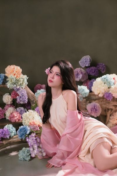 CHỤP ẢNH BEAUTY VỚI HOA – MỘT CHÚT CỔ ĐIỂN, MỘT CHÚT ĐIỆU ĐÀ TẠI VÀNG STUDIO