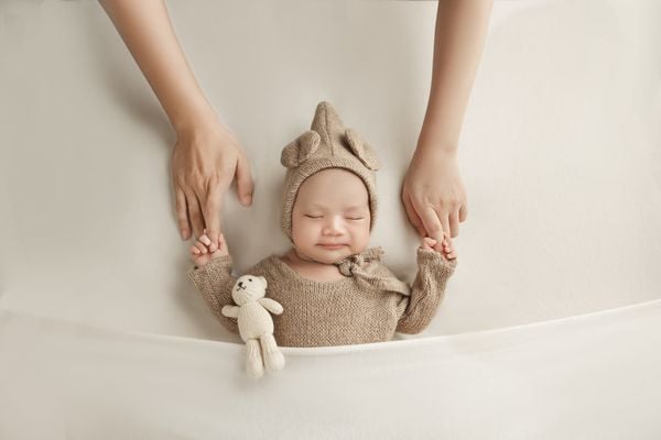 BÉ HÓA GẤU NÂU NHỎ XINH – LƯU GIỮ NHỮNG NGÀY ĐẦU ĐỜI THẬT DỊU DÀNG